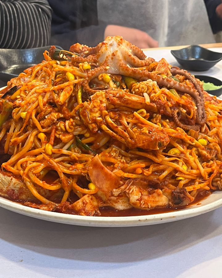 큼지막한 낙지가 올라간 해물찜