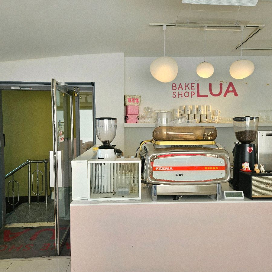 깔끔하고 모던한 디자인의 베이크샵루아 카운터와 커피 머신