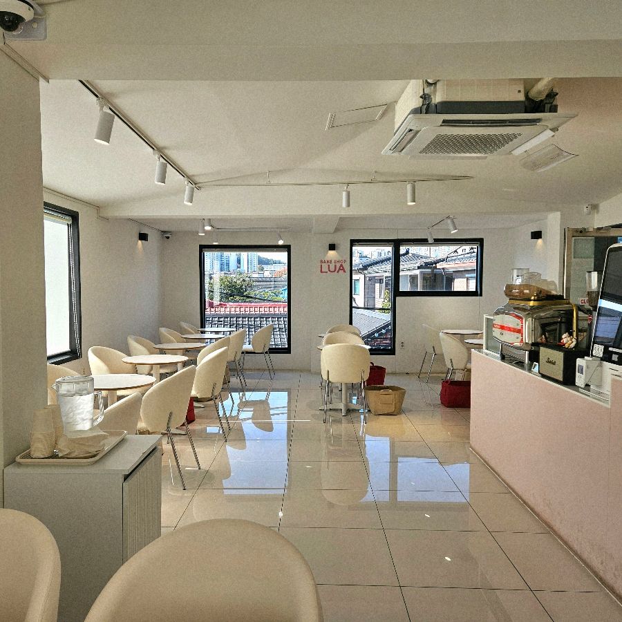 화이트톤 인테리어와 넓은 창이 인상적인 베이크샵루아의 내부