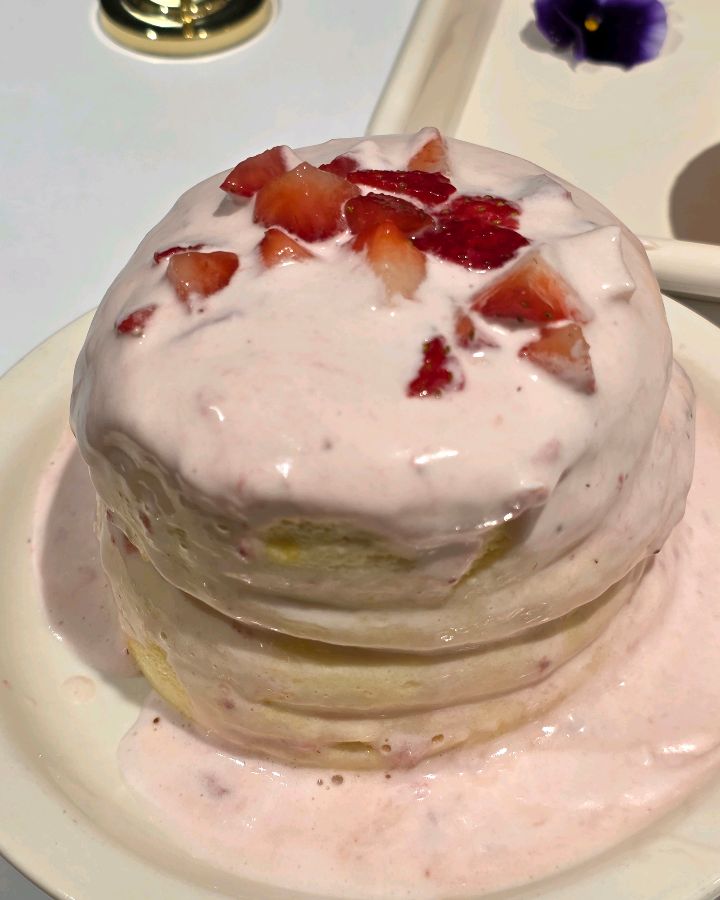 촉촉한 수플레 위에 딸기 크림이 듬뿍 올려진 딸기 수플레