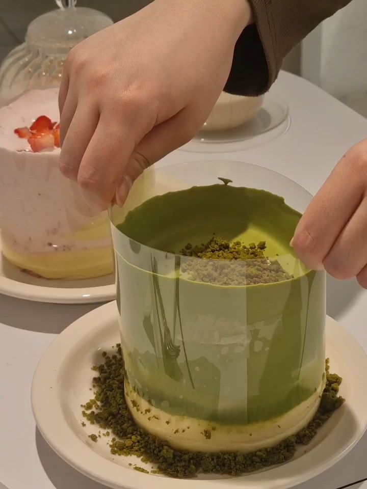 말차 컵케이크를 감싸고 있는 투명 띠지를 제거하는 모습
