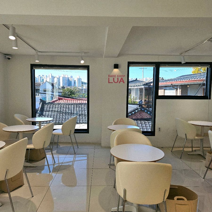 창밖으로 행궁동의 풍경이 보이는 베이크샵루아의 테이블