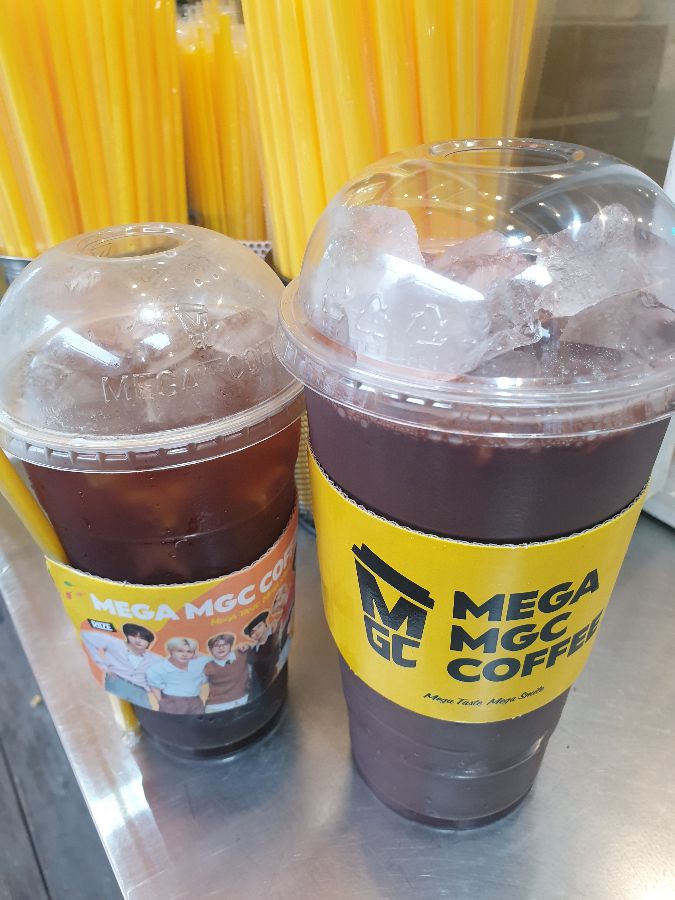 아이스 아메리카노 두 잔의 모습