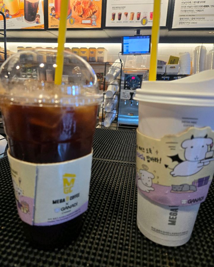 아이스 아메리카노와 따뜻한 음료 두 잔의 모습