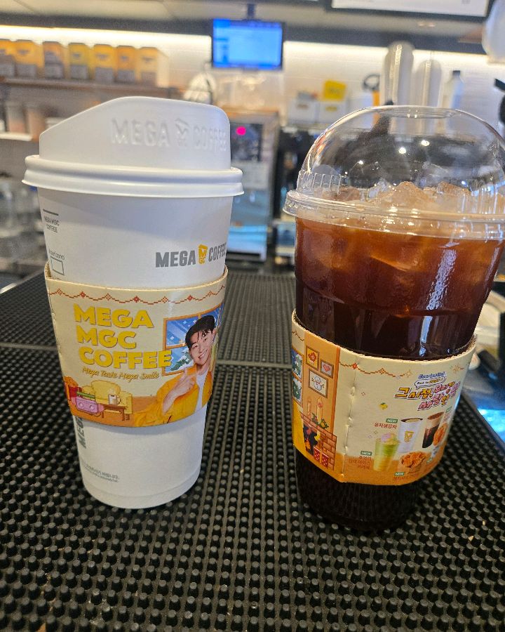 테이크 아웃 컵 두 잔의 모습