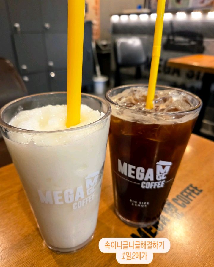 시원한 음료가 더위를 잊게 해주는 비주얼