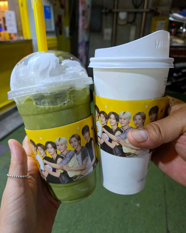 다양한 음료와 함께 제공되는 귀여운 컵홀더