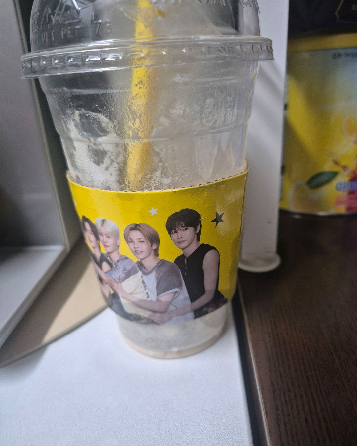 개성있는 그림이 그려진 컵홀더