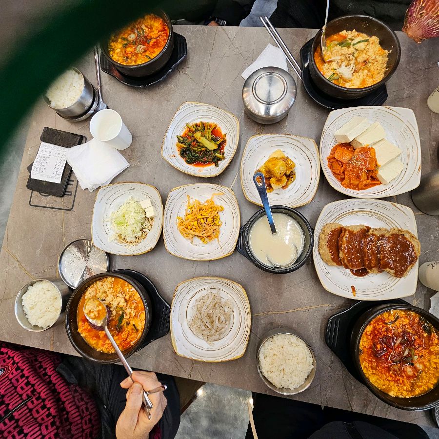 푸짐하게 차려진 한 상, 다양한 곁들임과 메인 요리의 조화가 인상적입니다.