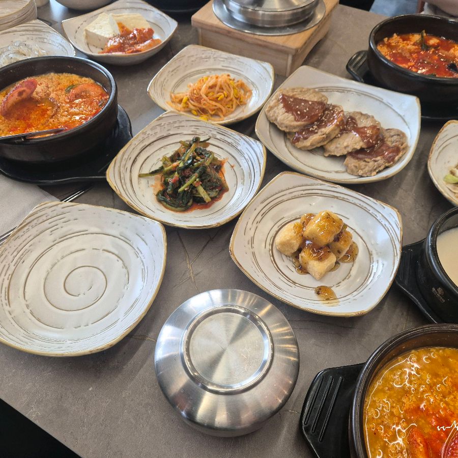 다양한 곁들임 메뉴들의 향연, 메인 요리 못지않은 훌륭한 맛을 자랑합니다.