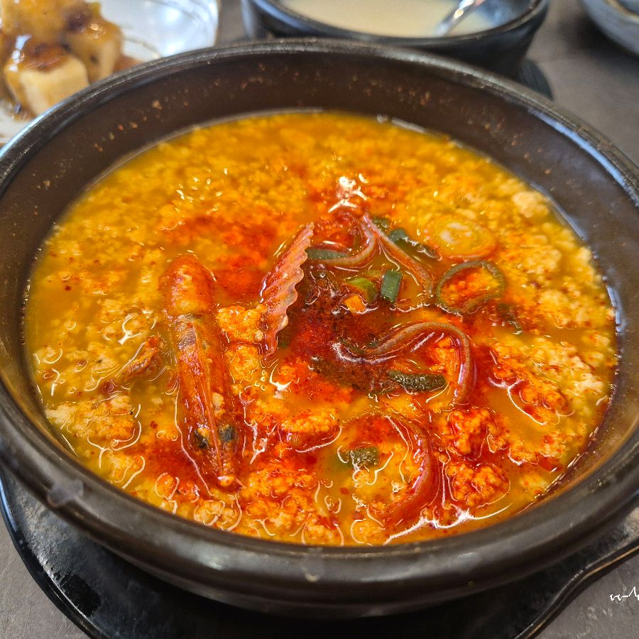 얼큰하고 시원한 국물이 일품인 짬뽕순두부, 해산물의 풍미가 깊게 느껴집니다.