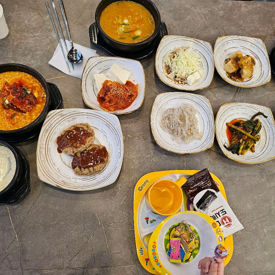 어린이 식기와 밥이 제공되는 모습