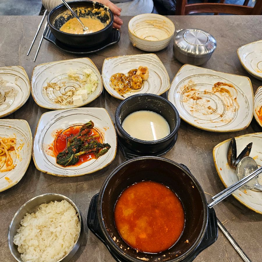 맛있는 식사를 마치고 깨끗하게 비워진 테이블