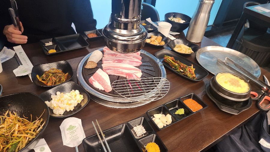 깔끔하게 정돈된 테이블과 환풍시설