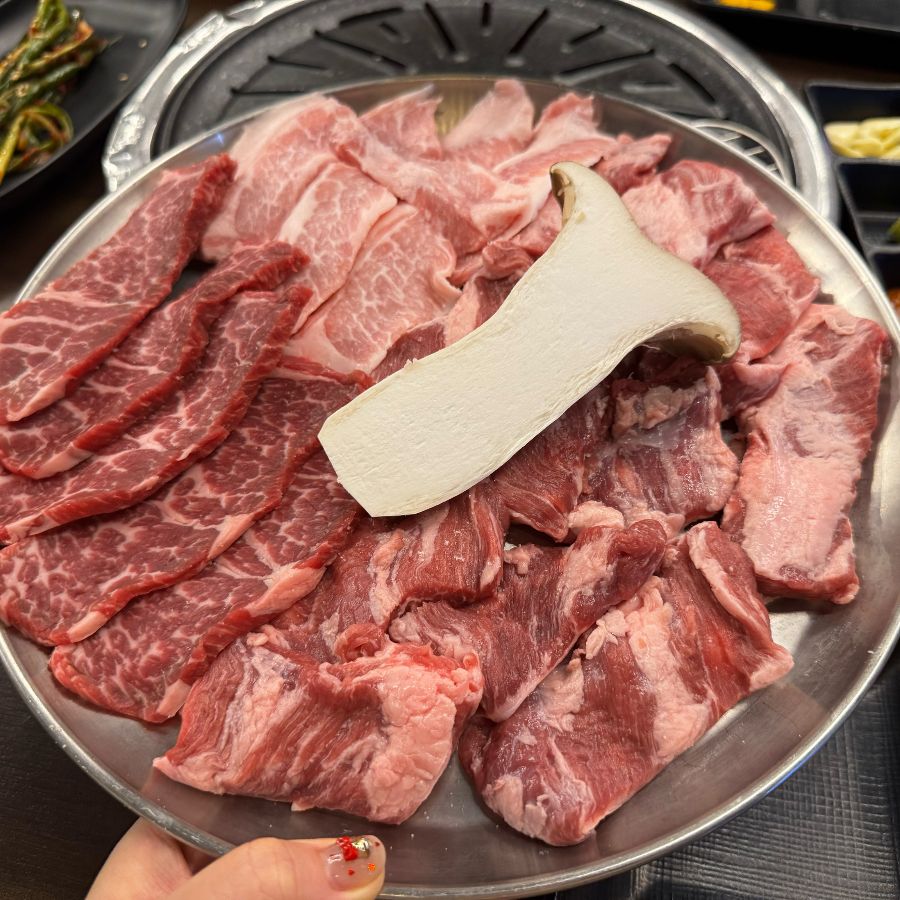 신선함이 느껴지는 살치살, 소갈비살, 삼겹살의 아름다운 마블링