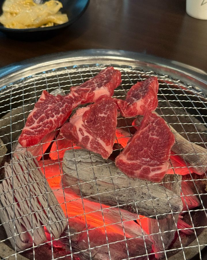 숯불 위에서 익어가는 살치살
