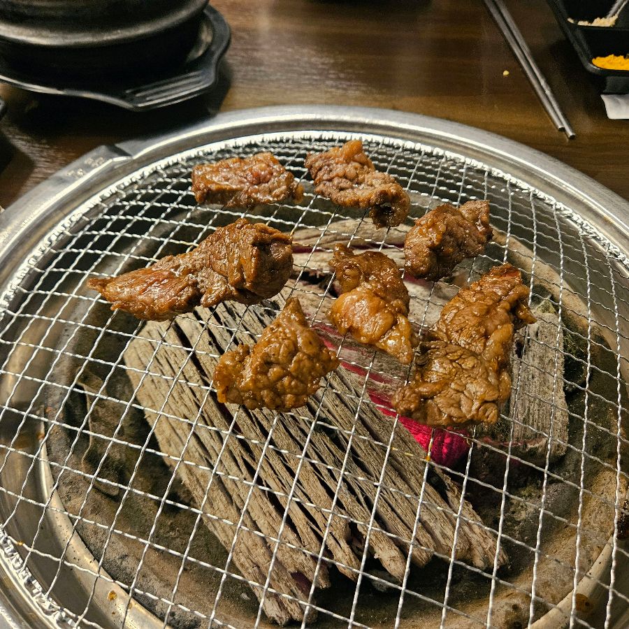 숯불 위에서 맛있게 구워지는 양념 소갈비살