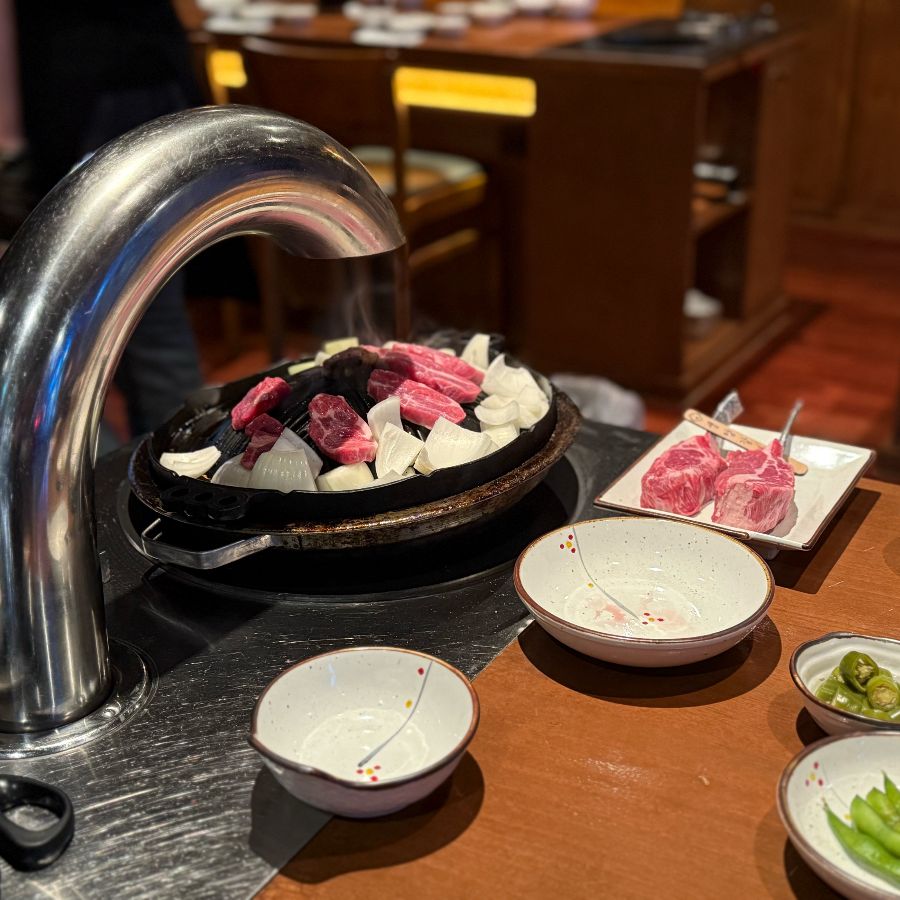 전문가의 손길로 구워지는 양갈비