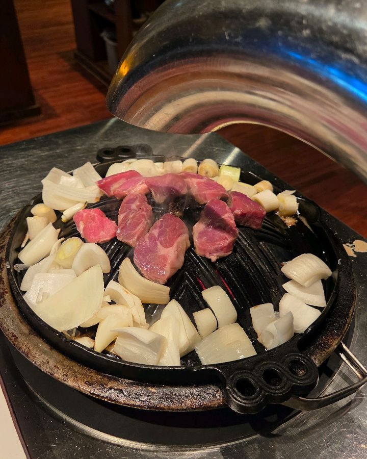 양등심과 양파를 함께 구워 풍미를 더합니다