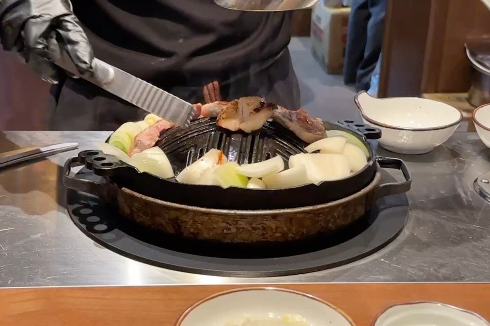 노릇하게 구워지는 양갈비