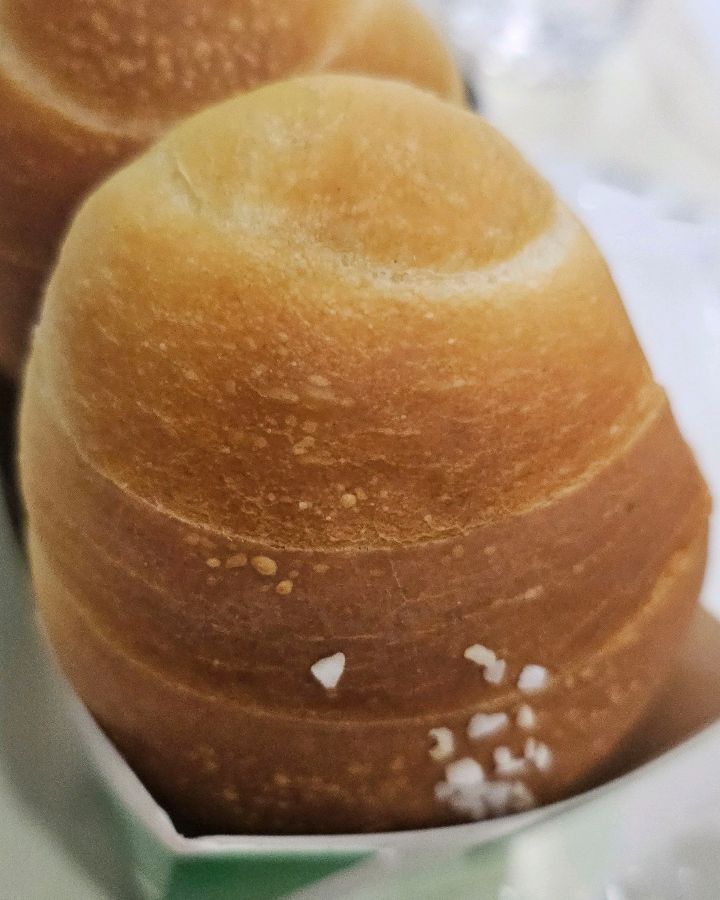 심플하지만 매력적인 소금빵의 자태