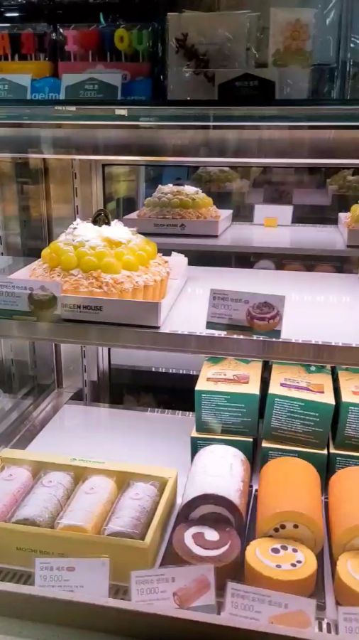 다양한 종류의 케이크와 롤케이크가 진열된 쇼케이스