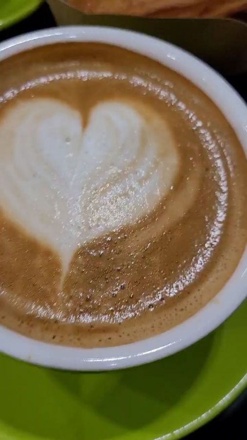 하트 모양 라떼 아트가 인상적인 카페라떼