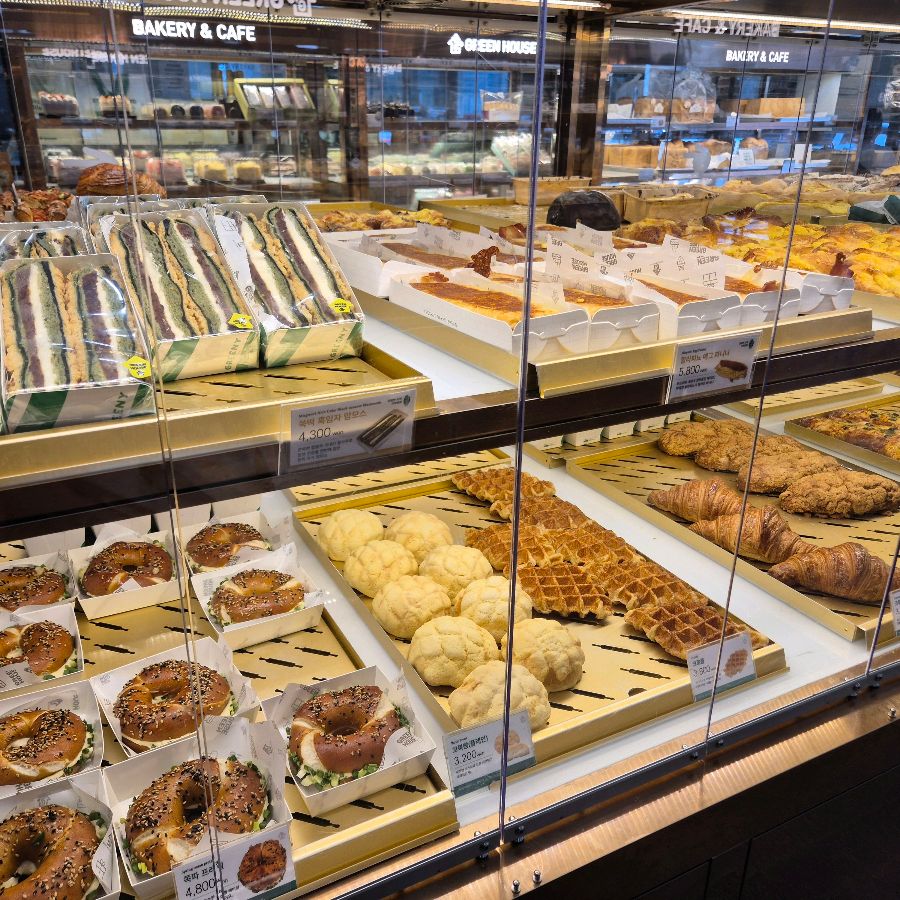 다양한 빵과 샌드위치가 진열된 모습