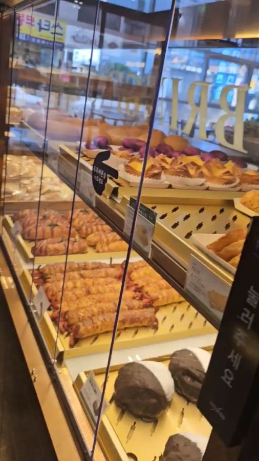 다양한 빵들이 진열된 쇼케이스