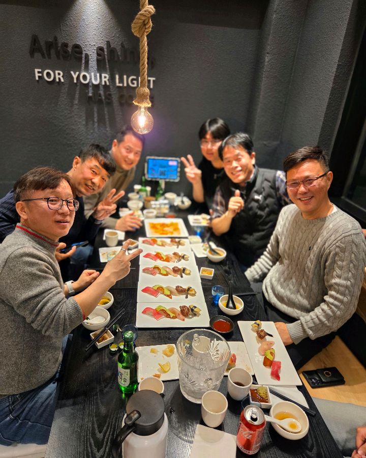 캘리포니아롤 내부: 은은한 조명 아래 즐거운 식사를 즐기는 손님들