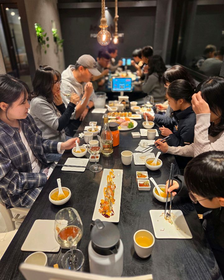 캘리포니아롤 내부: 넓은 테이블에서 가족 외식을 즐기는 모습