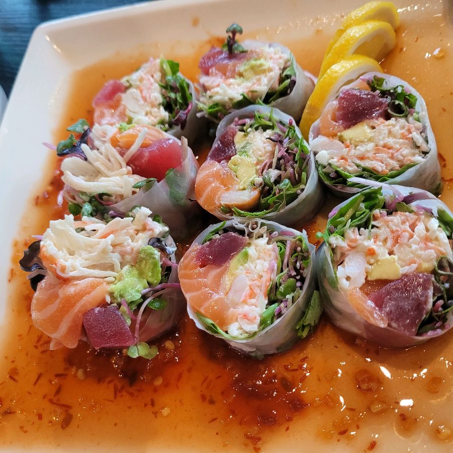 캘리포니아 스페셜 롤: 신선한 재료가 듬뿍 들어간 롤