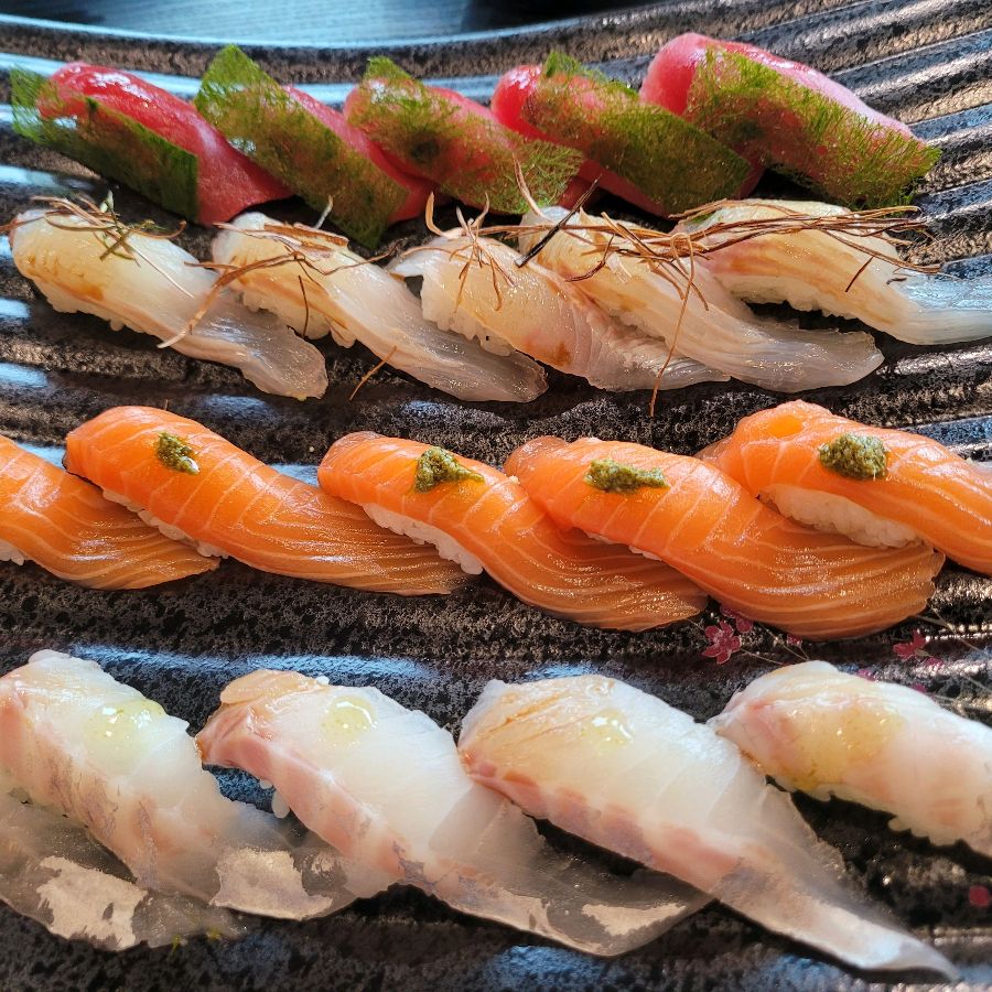 모듬 초밥: 신선함이 느껴지는 다양한 종류의 초밥