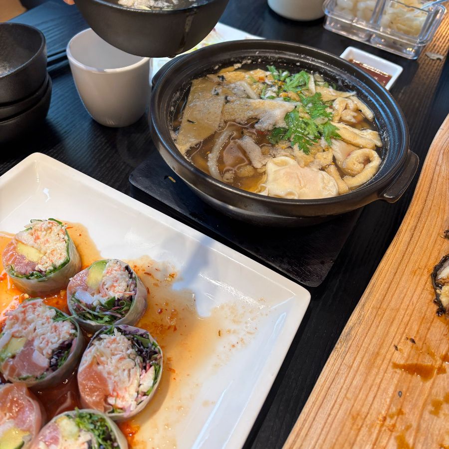 나베 우동: 따뜻하고 시원한 국물이 일품인 우동