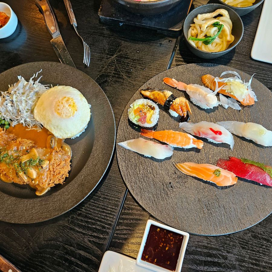 캘리포니아롤 한상차림 2: 다양한 메뉴를 한 번에 즐길 수 있는 푸짐한 상차림