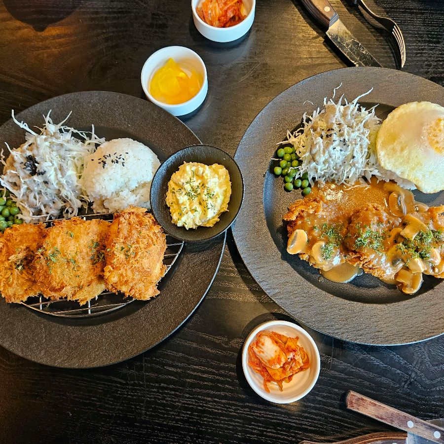 돈까스 정식: 겉은 바삭하고 속은 촉촉한 돈까스