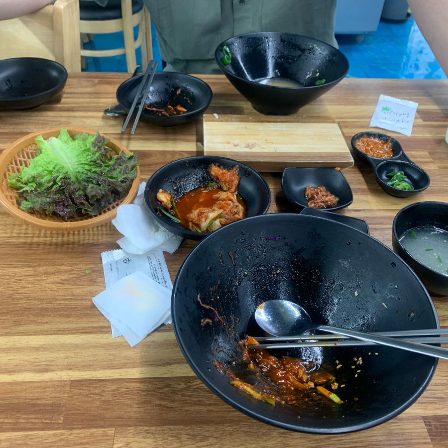 깨끗하게 비워진 그릇들