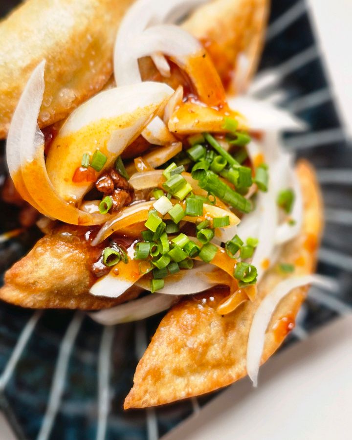 겉은 바삭, 속은 촉촉한 어향만두 위에 윤기가 자르르 흐르는 소스가 먹음직스럽게 뿌려진 모습