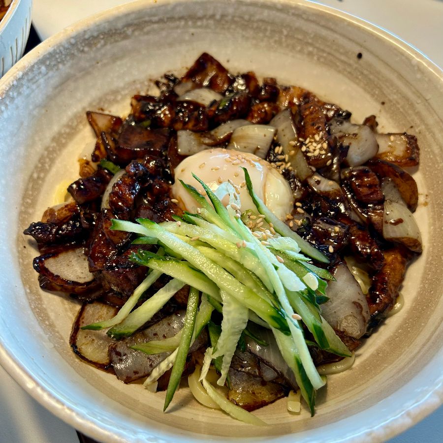 수란이 얹어진 짜장면