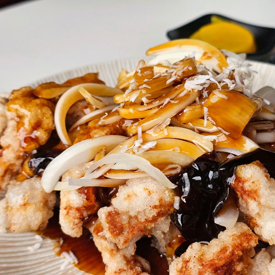 달콤한 소스가 듬뿍 뿌려진 튀김 만두