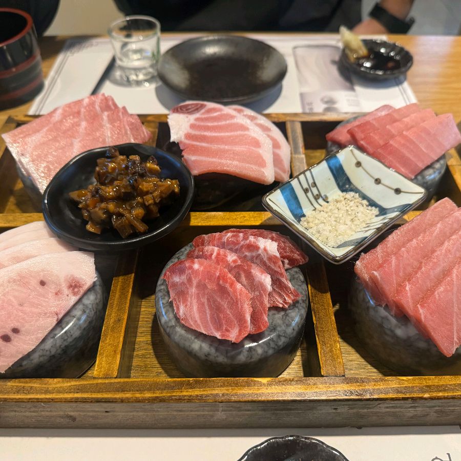다채로운 참치 부위가 아름답게 담긴 한 상 차림