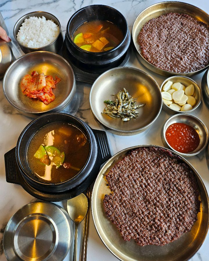 푸짐하게 차려진 석쇠불고기 한 상 차림