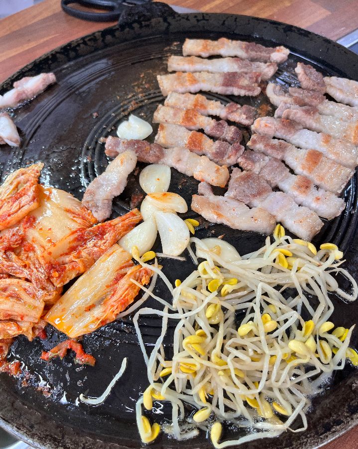 김치, 콩나물과 함께 구워지는 흑돼지 삼겹살