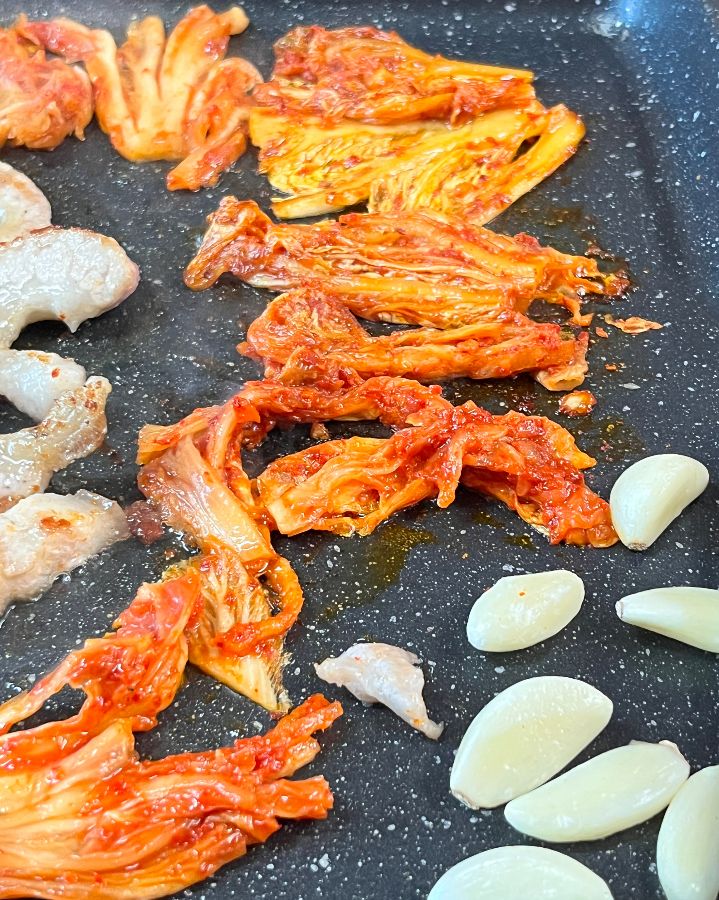 불판 위에서 맛있게 익어가는 김치