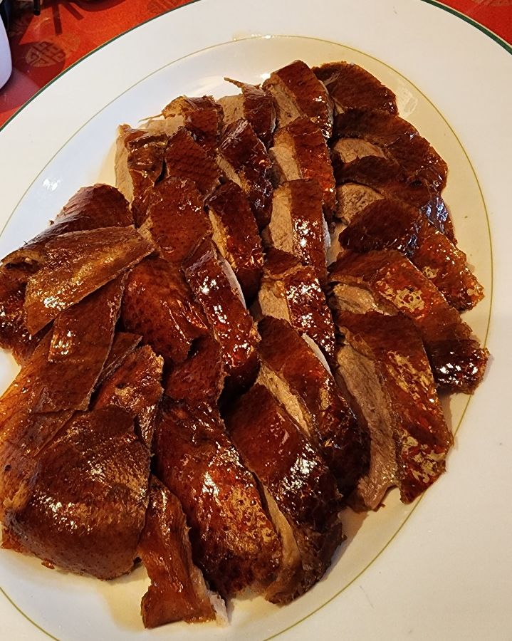 윤기가 흐르는 북경오리 껍질