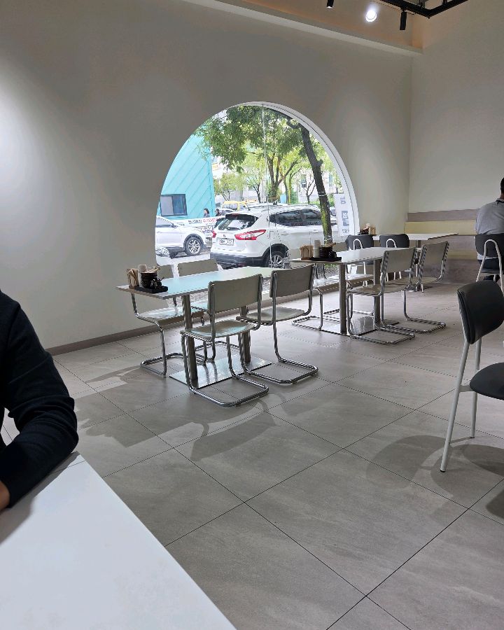 깔끔하고 모던한 인테리어가 돋보이는 백돈 계룡점의 내부 모습