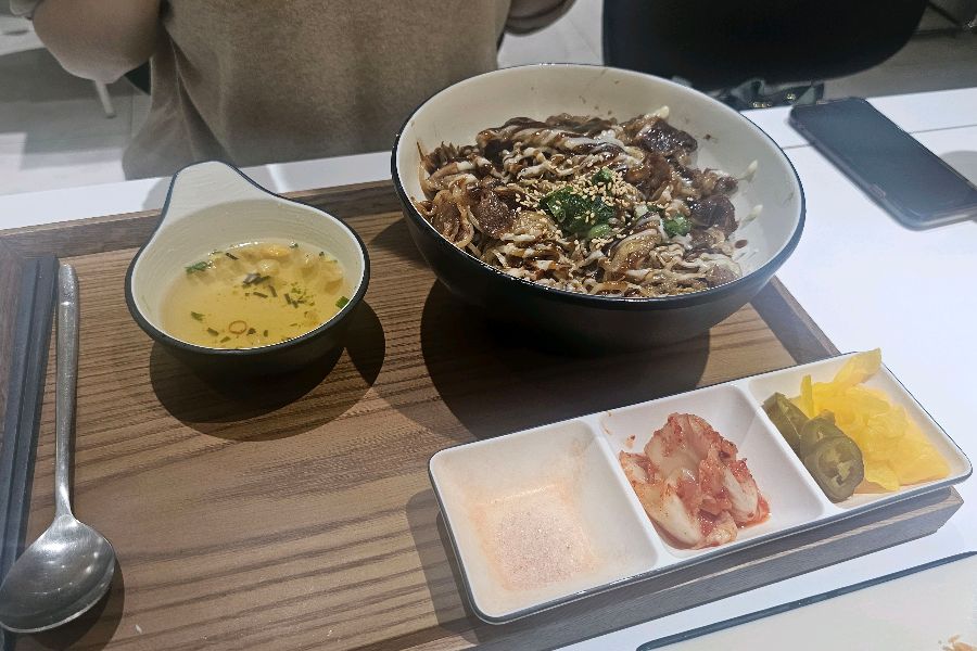 달콤 짭짤한 우삼겹 덮밥, 돈까스와 환상적인 조합