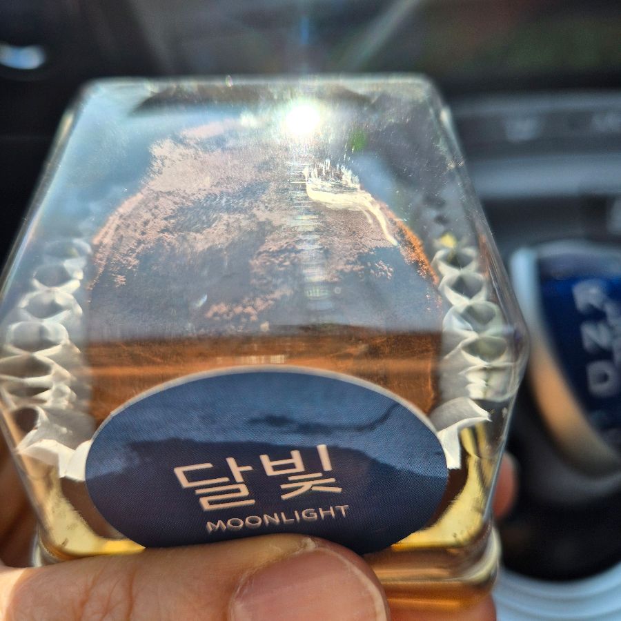 포장된 쫀득볼 위에 붙어있는 '달빛' 스티커