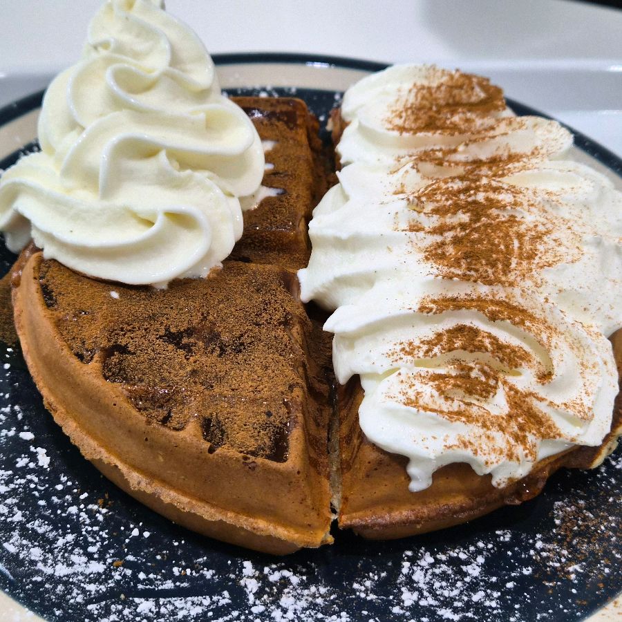 생크림이 듬뿍 올려진 와플의 모습