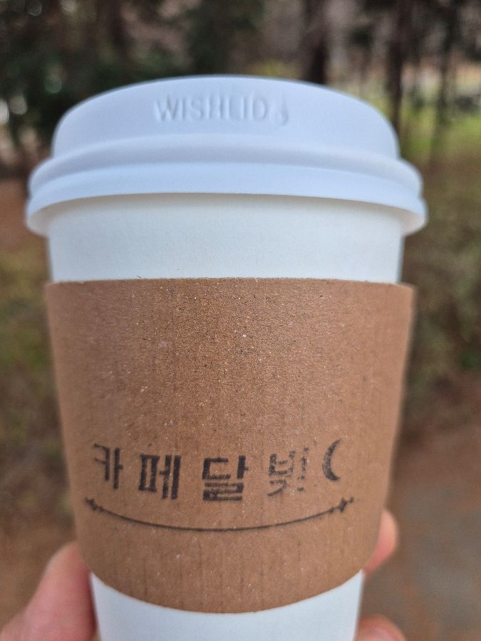 카페 '달빛' 로고가 새겨진 커피 컵홀더